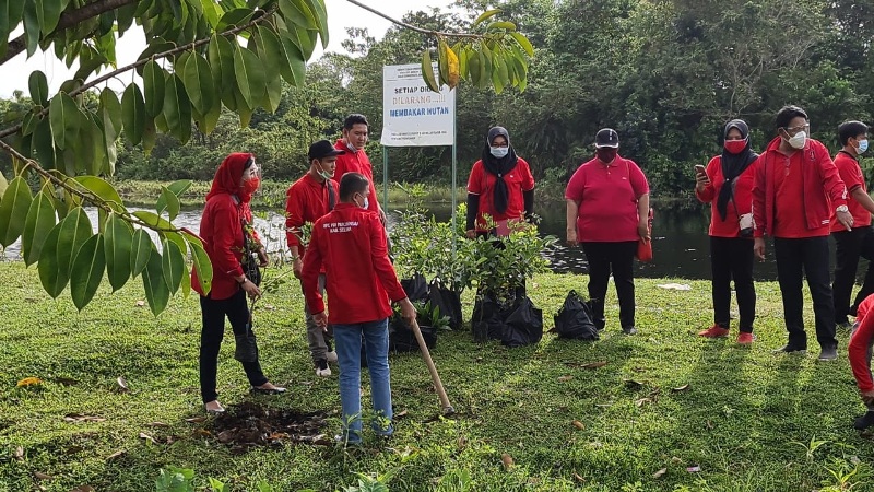 PDIP Bengkulu Tanam Pohon di Kawasan  Danau Dendam