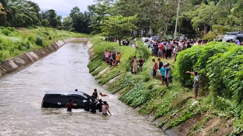 Lalai Pasang Rem Tangan, Mobil Pelajar Terjun Ke Siring Irigasi