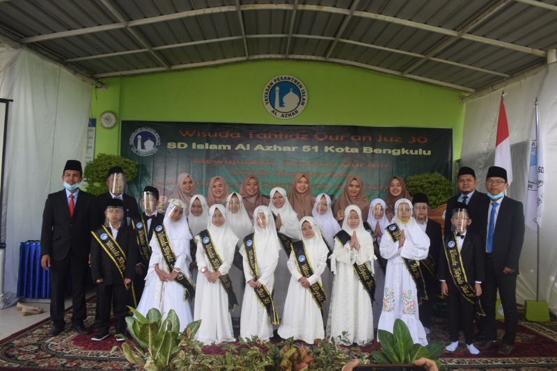 Tangis Haru Warnai Wisuda Tahfidz SD Islam Al-Azhar 51 Bengkulu