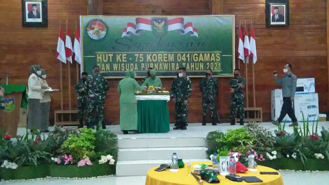 Jaga Jarak Terus,  Korem 041/Gamas Gelar Syukuran HUT ke-75