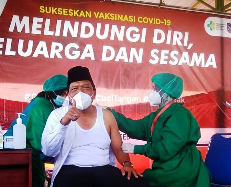 Mian Orang Pertama Divaksin Covid-19 di BU