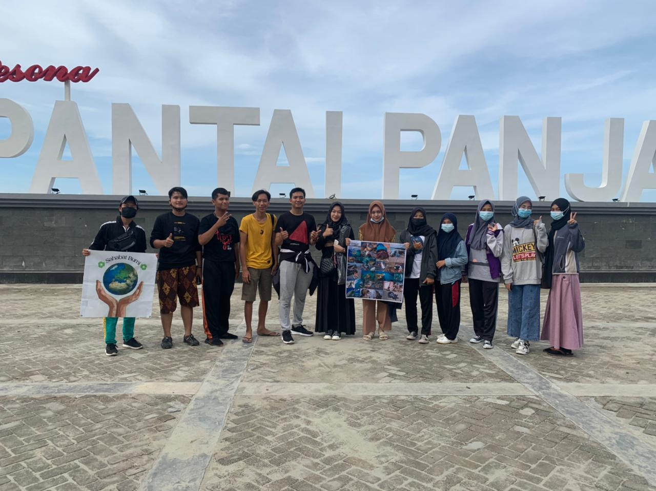 Sahabat Bumi Bersihkan Pantai Panjang Bengkulu