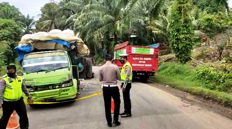 Truk Bermuatan Pakan Ternak Terguling