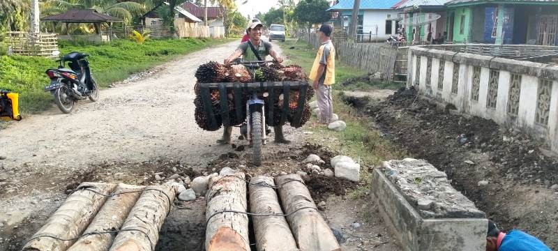 Warga Serian Bandung Swadaya Bangun Gorong-Gorong Dari Kelapa