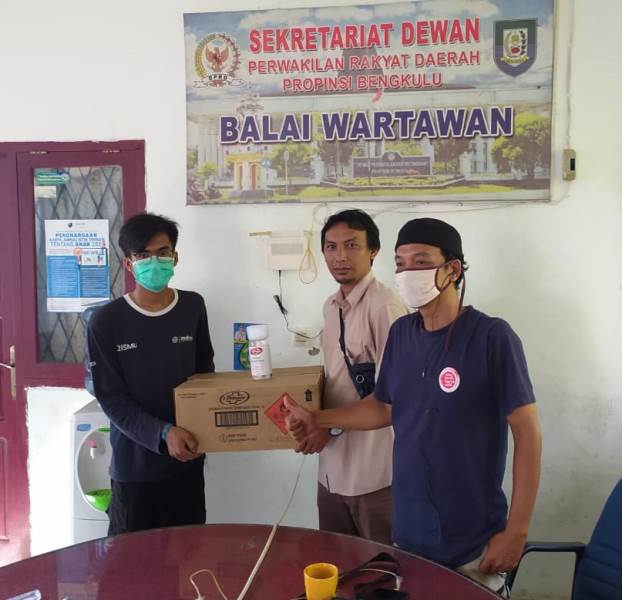 Peduli Jurnalis, MCCC Serahkan Bantuan Hand Sanitizer