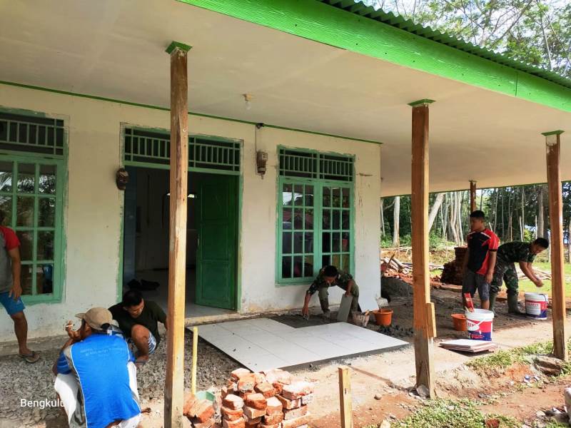 Satgas TMMD Pasang Keramik Masjid Nurul Huda