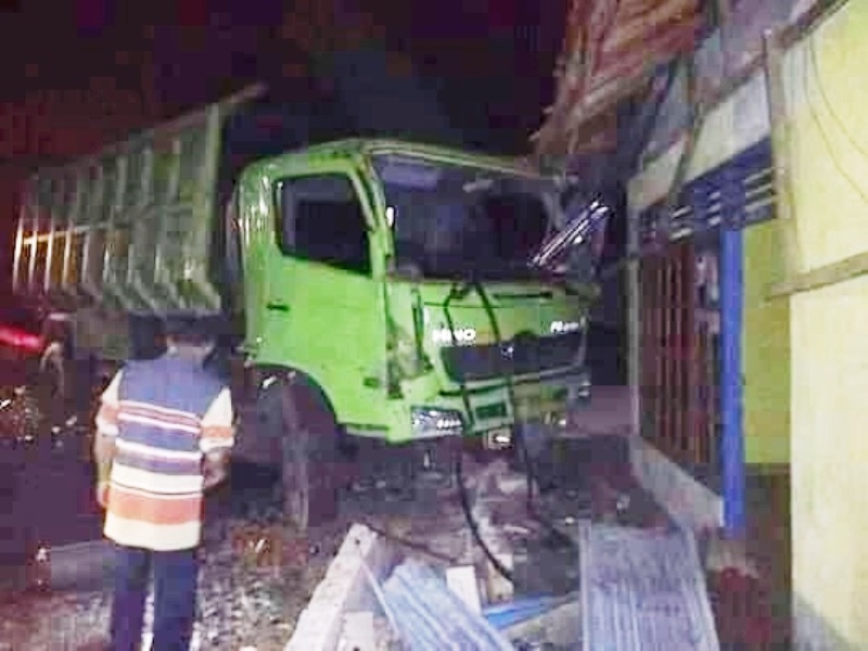 Truk Fuso Bermuatan BB Hantam Rumah Warga