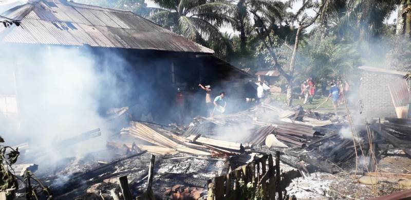 Dua Rumah Warga Urai Terbakar