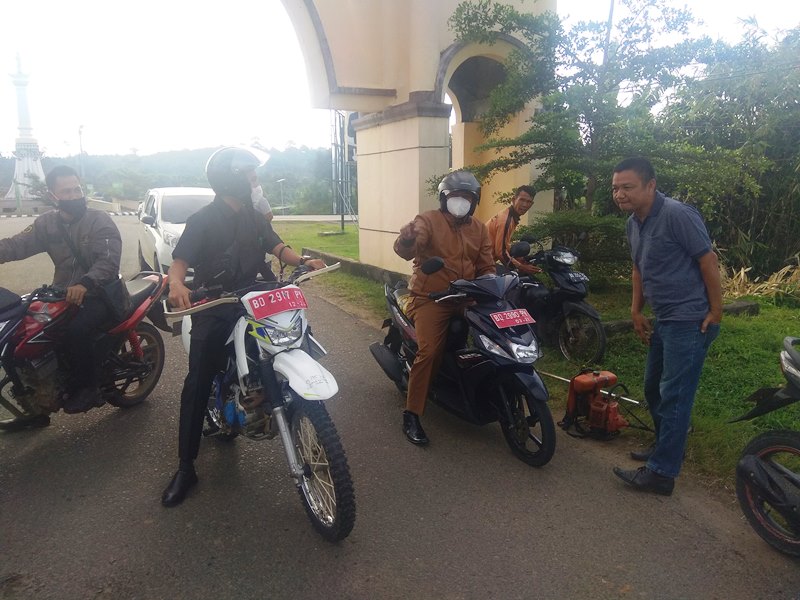 Ngantor Naik Motor Lagi, Bupati Erwin Sapa Petugas Taman