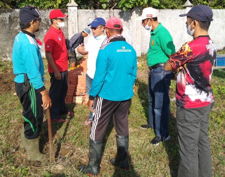 Bupati Sapuan Ikut Kotor-Kotoran Bersihkan TPU