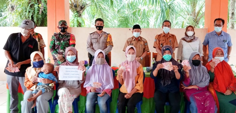 Perdana di Kecamatan Air Napal, Talang Kering Salurkan BLT DD