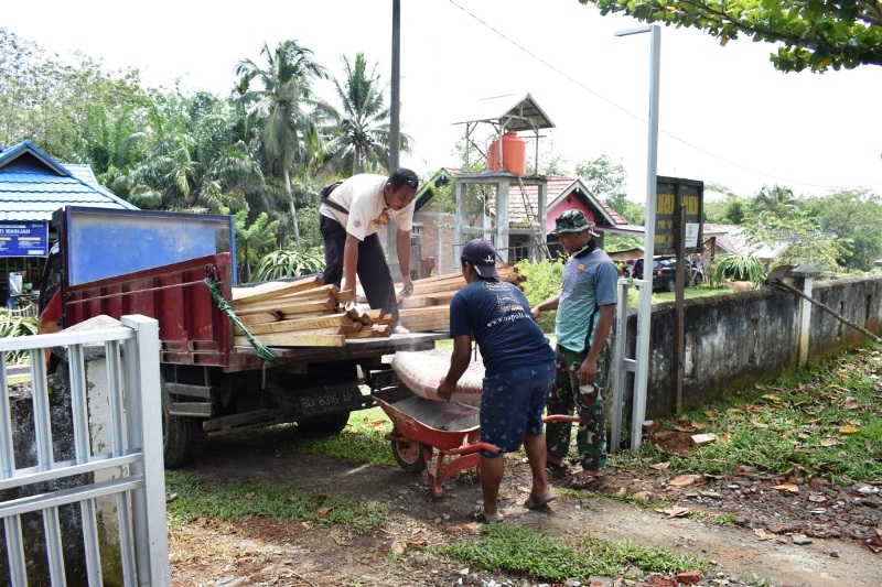 Serda Jonhanes Mendistribusikan Bahan Material ke Sasaran Fisik TMMD