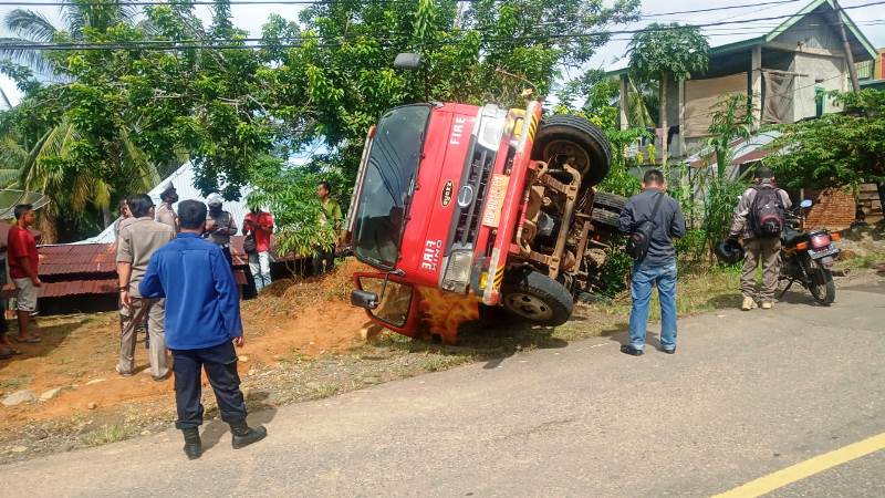 Rem Blong, Mobil Damkar Terguling