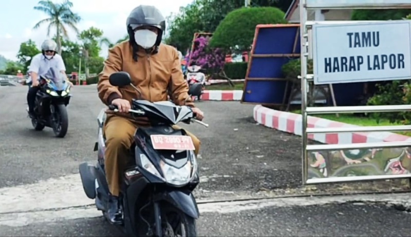 Perdana Ngantor Pakai Motor, Bupati Pimpin Apel dan Cek Kantor