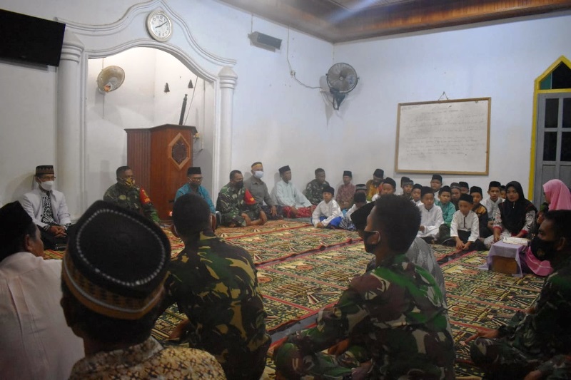 Personil TMMD Meramaikan Masjid Darussalam