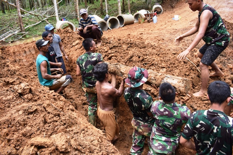 Satgas TMMD Bersama Warga Membangun Gorong-Gorong 