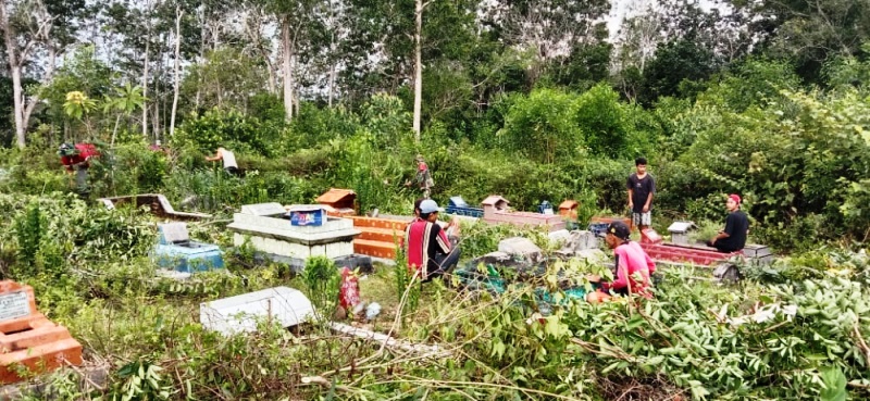 Satgas TMMD dan Warga Gotong Royong Bersihkan TPU