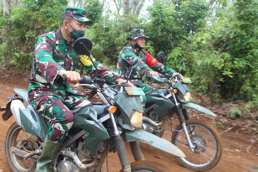 Tim Wasev TMMD Cek Pekerjaan Jalan di Seluma Pakai Motor