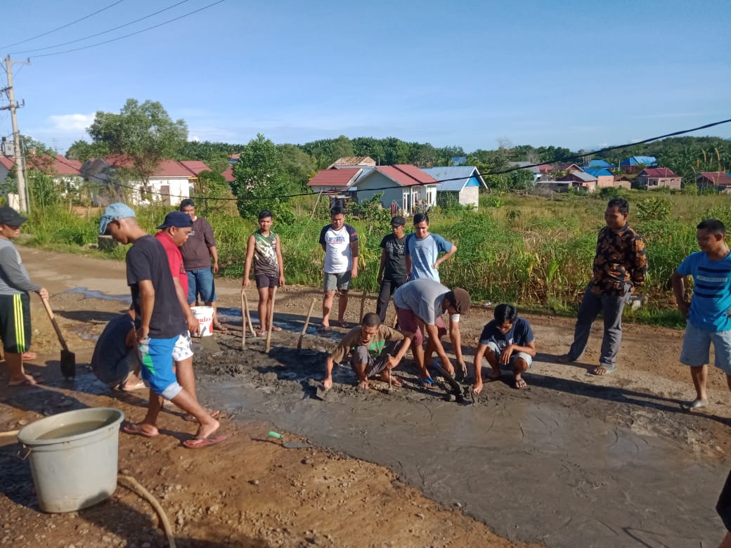 Warga Perumahan Taman Bentiring Perbaiki Jalan Lingkungan