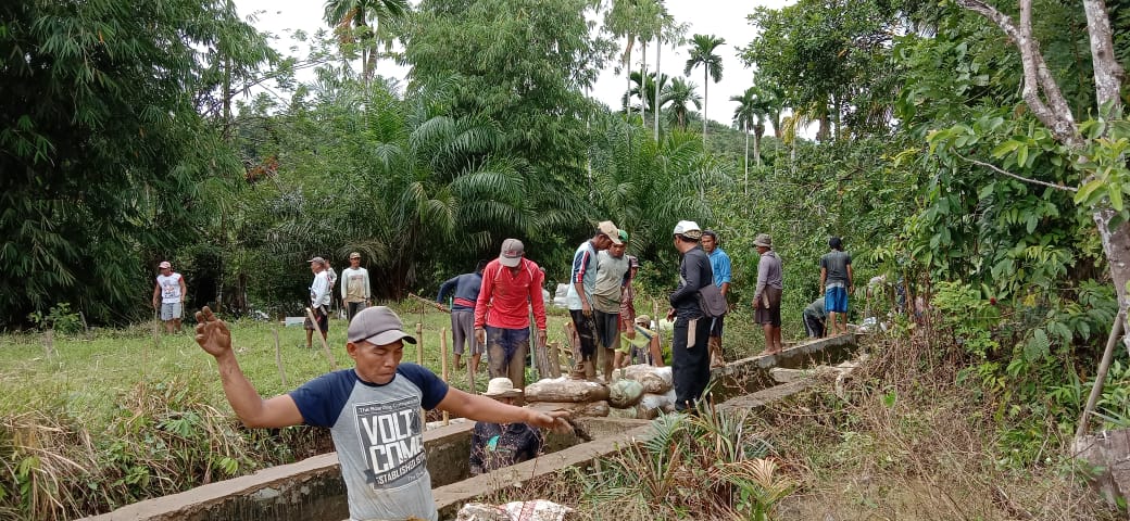 Irigasi Jebol, Petani Lubuk Bangko Kerja Bakkti Memperbaikinya