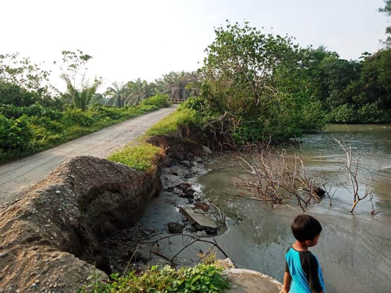 Abrasi, Jalan Inggris Terancam Putus