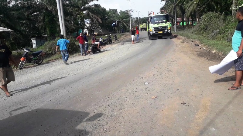 Kesal Sering Terjadi Kecelakaan, Warga Blokir Jalan