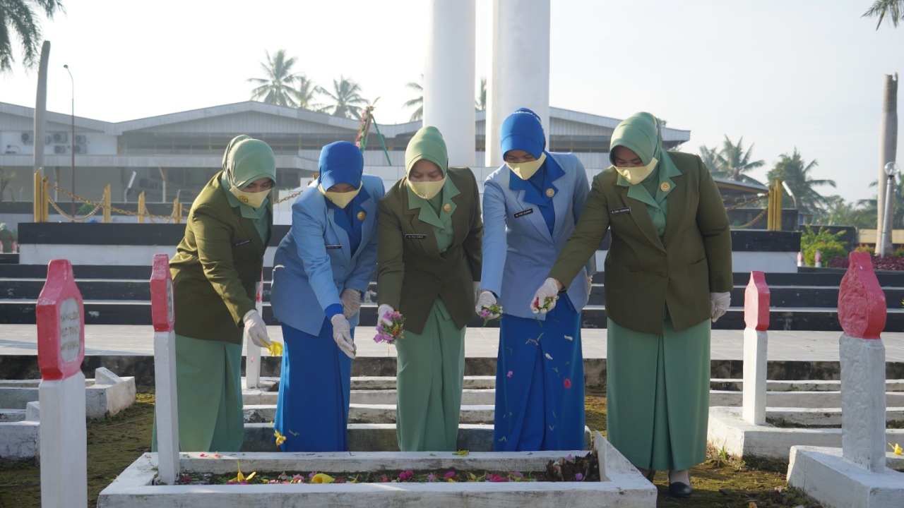 Mila Yanuar Adil Ziarah ke Makam Pahlawan