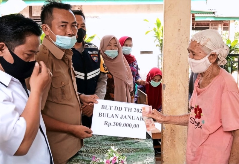 Air Merah Salurkan Bantuan Langsung Tunai