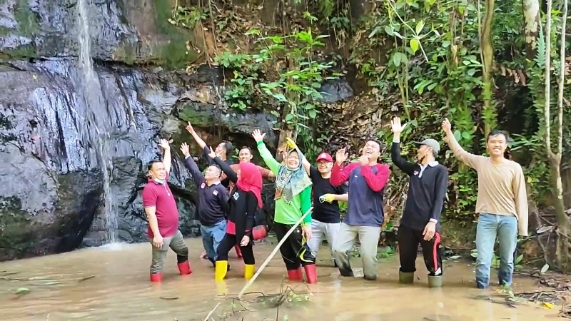 Wow…Ada Air Terjun di Belakang Dinas Dukcapil 