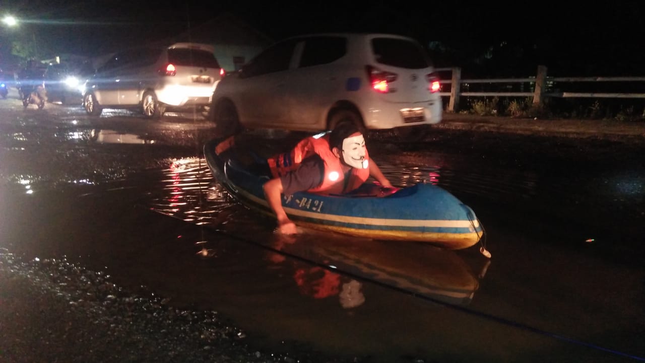 Seniman Main Kanoe Ditengah Jalan Irian, Sukamerindu