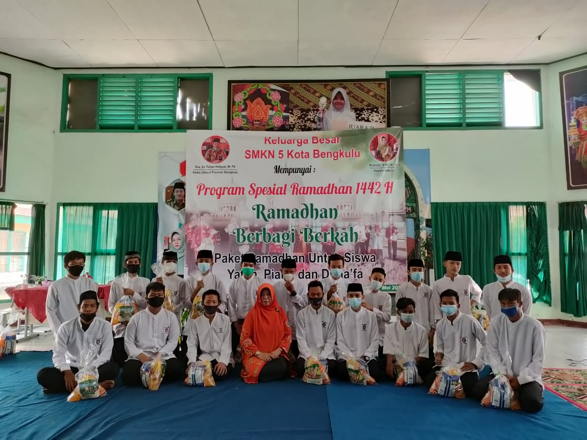 SMKN 5 Kota Bengkulu Bagikan Bingkisan Sembako