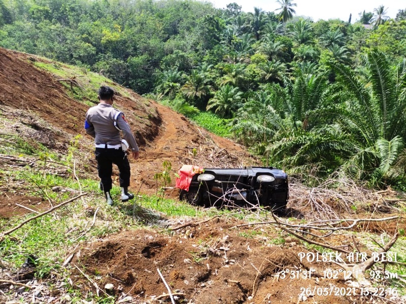 L 300 Terjun Bebas Ke jurang