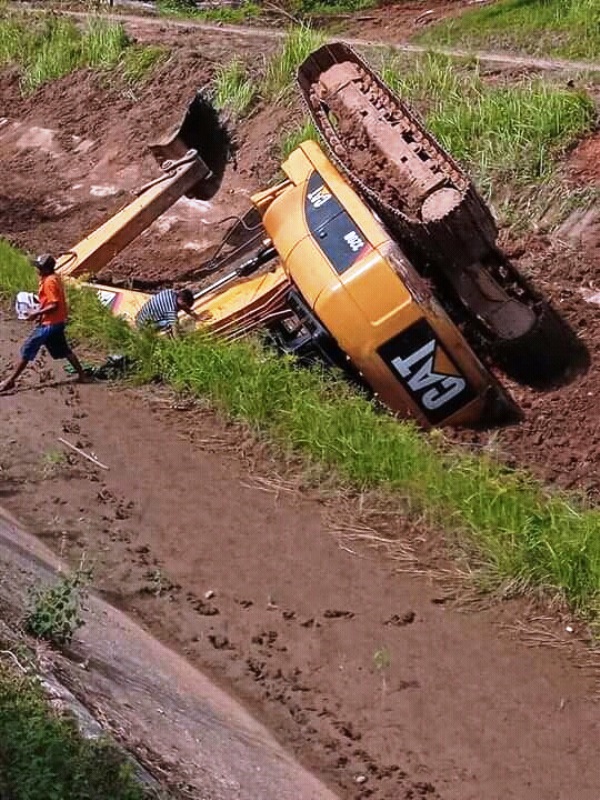 Keruk Irigasi, Excavator Terguling.