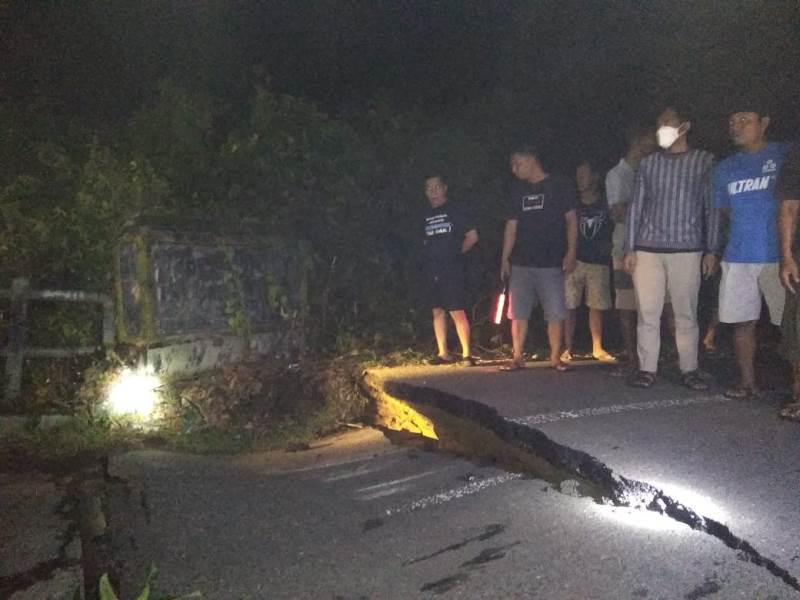 Dampak Banjir, Jembatan Penghubung Desa Pondok Batu Ambruk