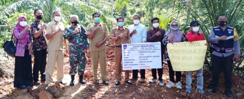 Desa Selolong Titik Nol Buka Badan Jalan