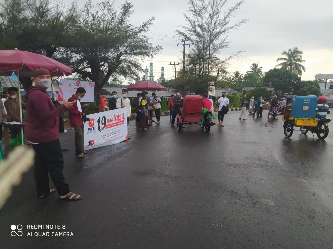 Milenial PKS Bagi Takjil dan Ngaji On The Street