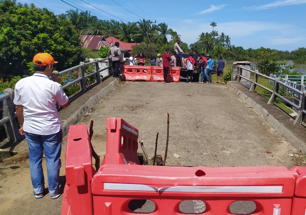 Warga Pondok Batu Goro Benahi Jembatan Ambruk