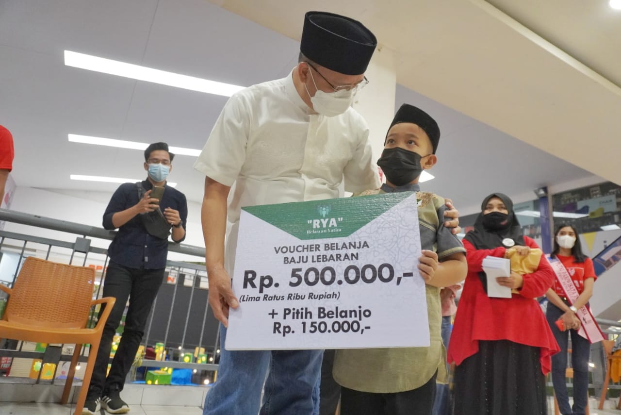 Gubernur Rohidin Salurkan Sedekah Anak Yatim