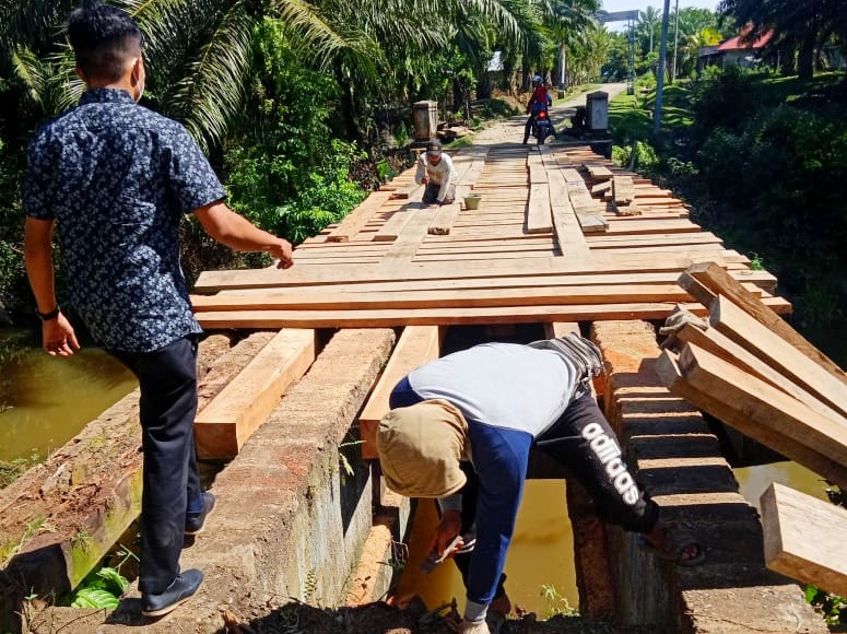 Jembatan Desa Retak Ilir Ipuh Sedang Diperbaiki