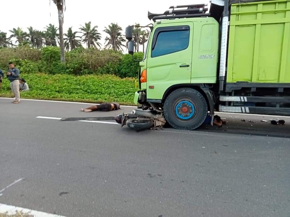 2 Pengendara Tergeletak di Jalan Pantai Abrasi Mukomuko