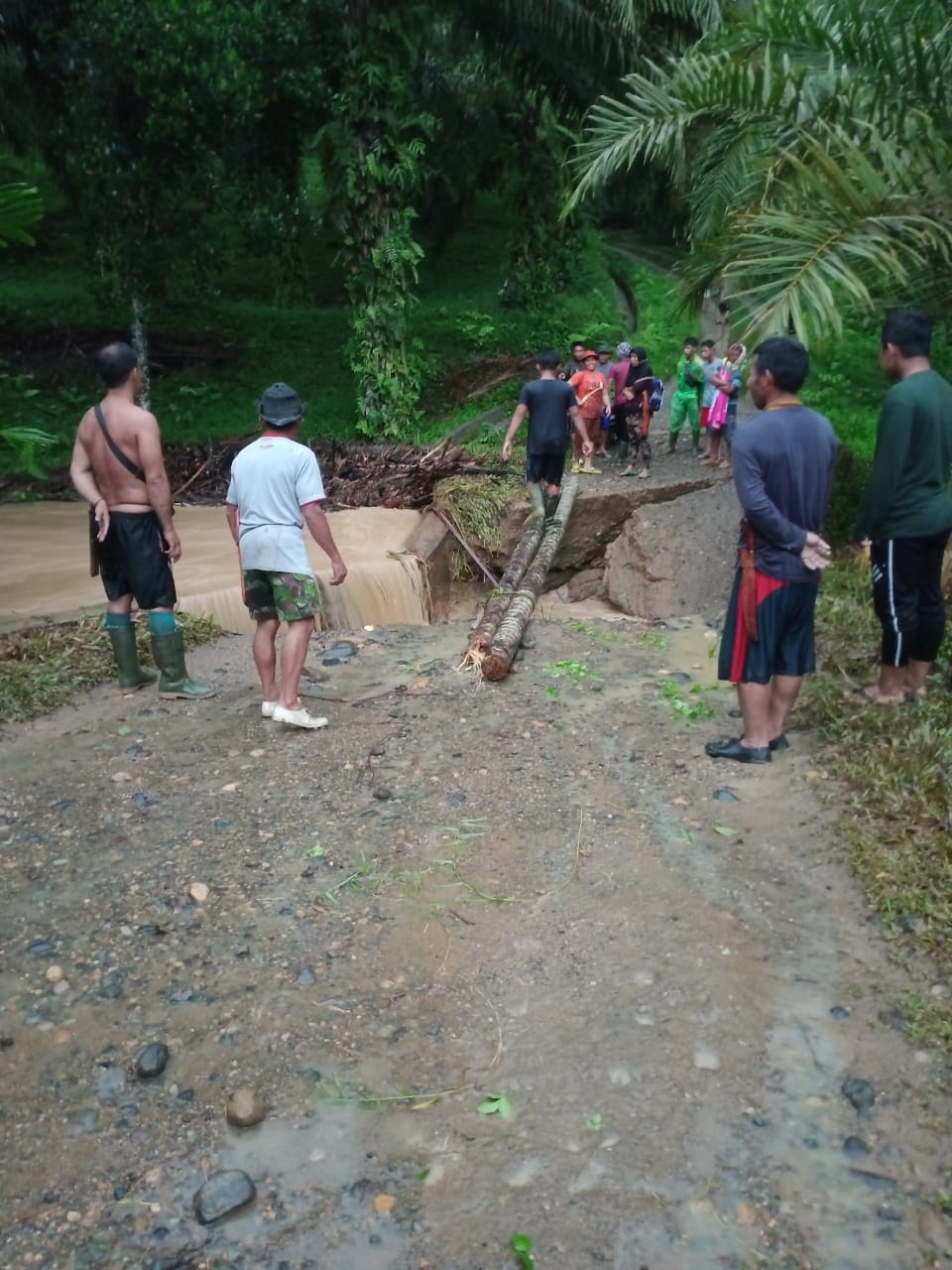 Jembatan Sungai Enau, Akses Jalan Pertanian Jebol