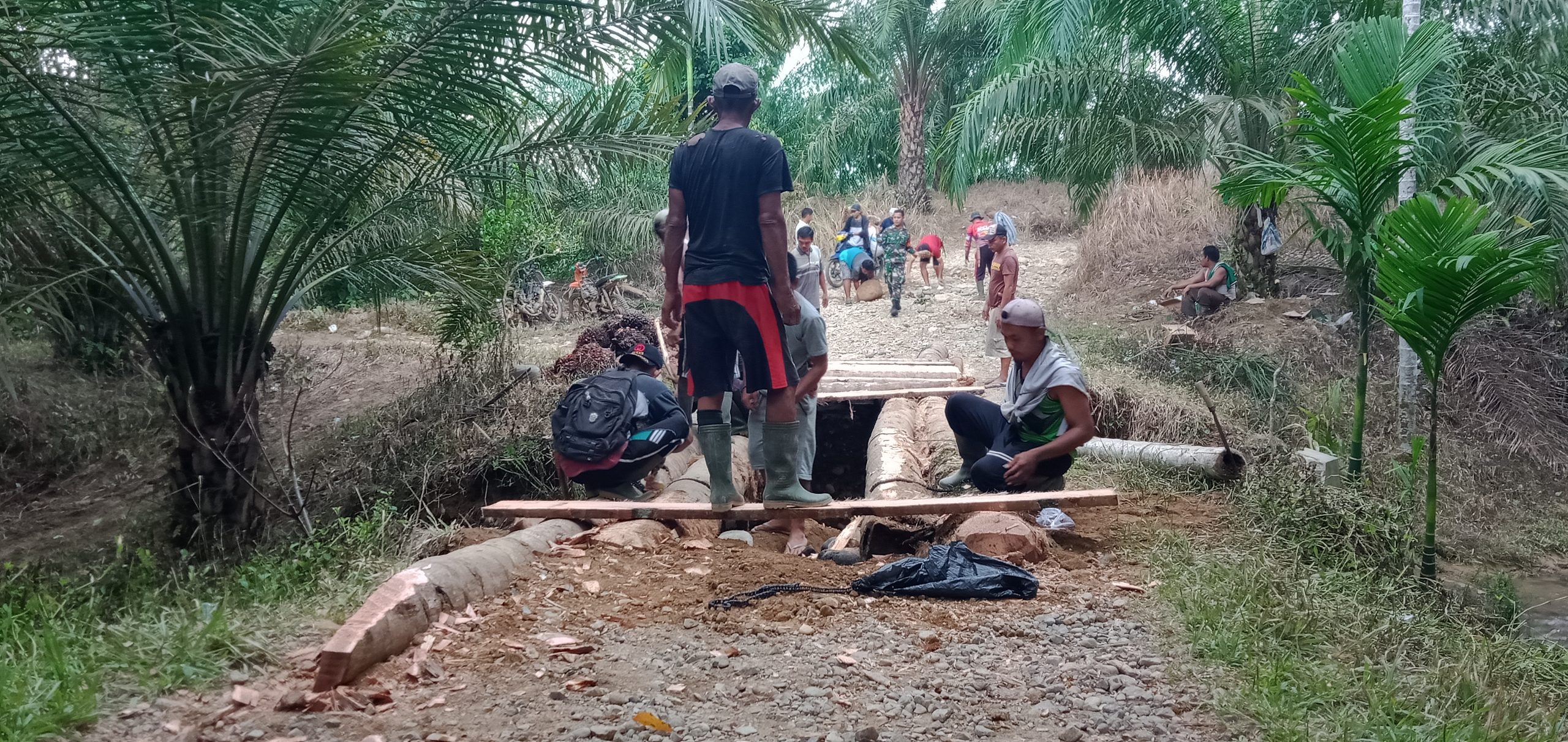 Akhirnya, Warga Talang Buai Perbaiki Jembatan Jebol