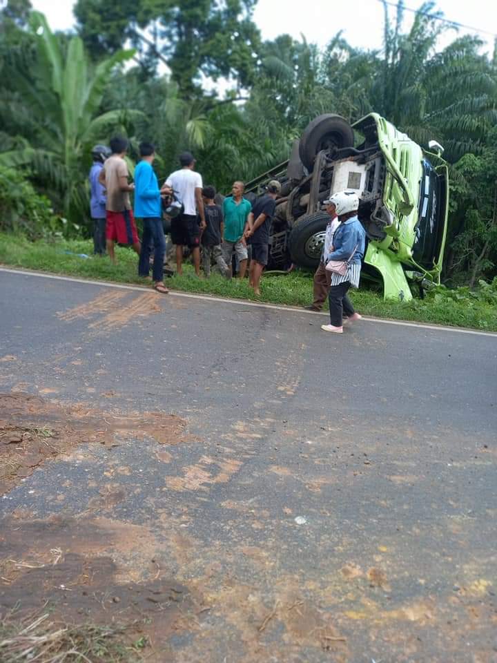 Truk Bermuatan Pupuk Terguling di Talang Saling