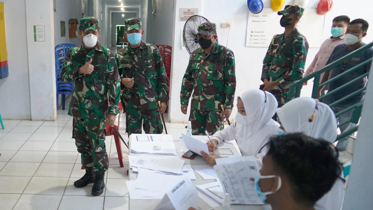 Tinjau Vaksin, Danrem 041/Gamas Tegaskan Warga Pakailah Masker