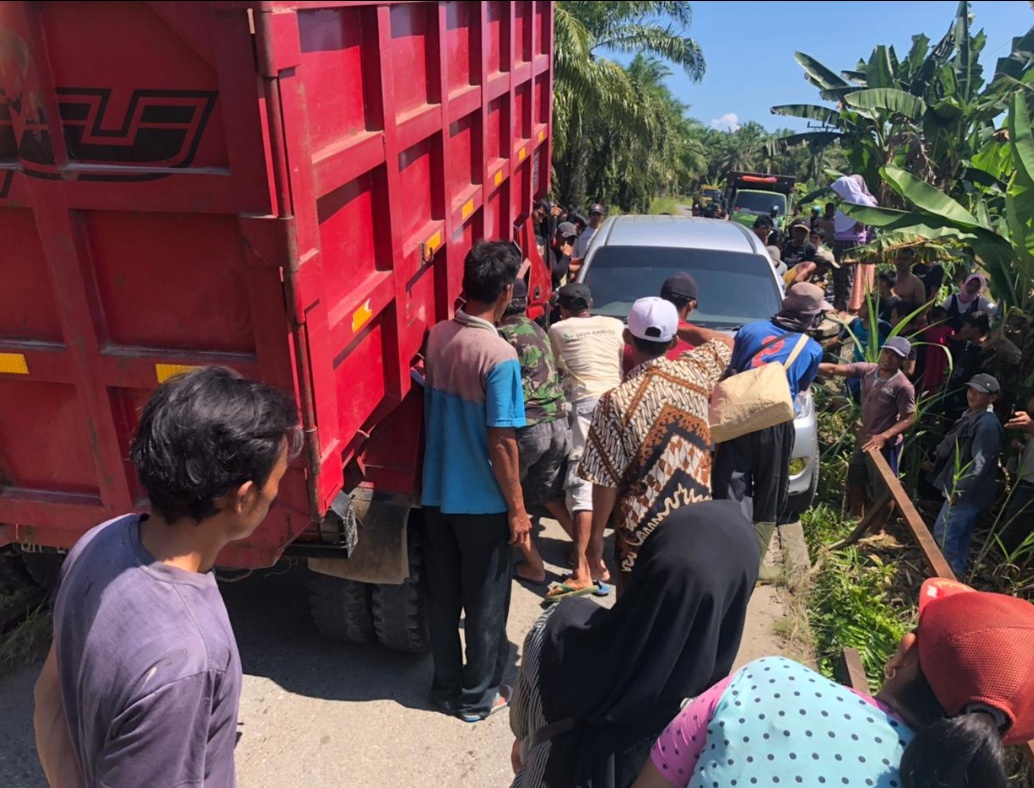 Jalan Sempit, Dua Mobil Saling Jepit