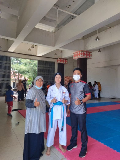 Siswi MAN 1 Model Kota Ukir Prestasi di Cabor Karate KOSN