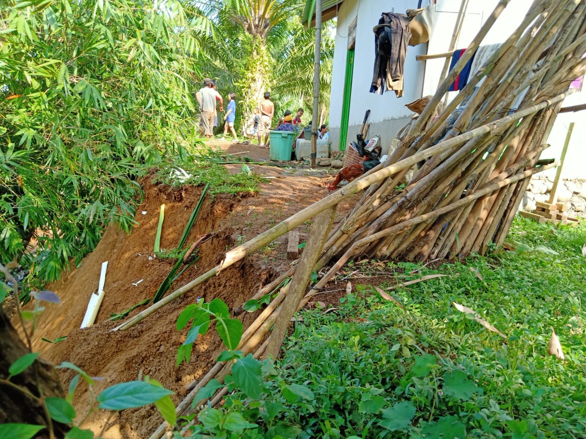 Air Meluap, Rumah Warga Pagar Ruyung Nyaris Amblas