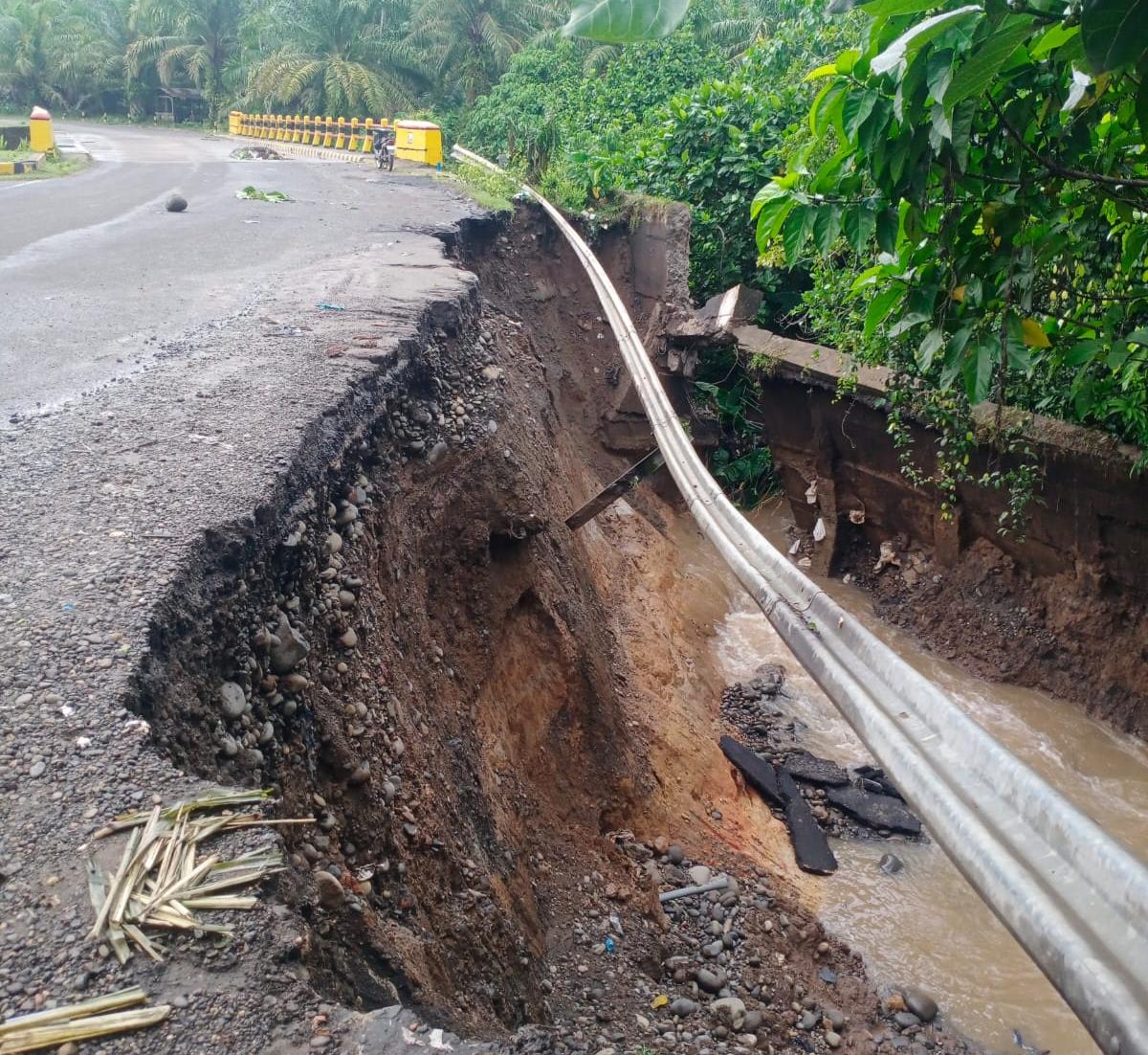 Sungai Meluap, Jalan Lintas Provinsi Longsor