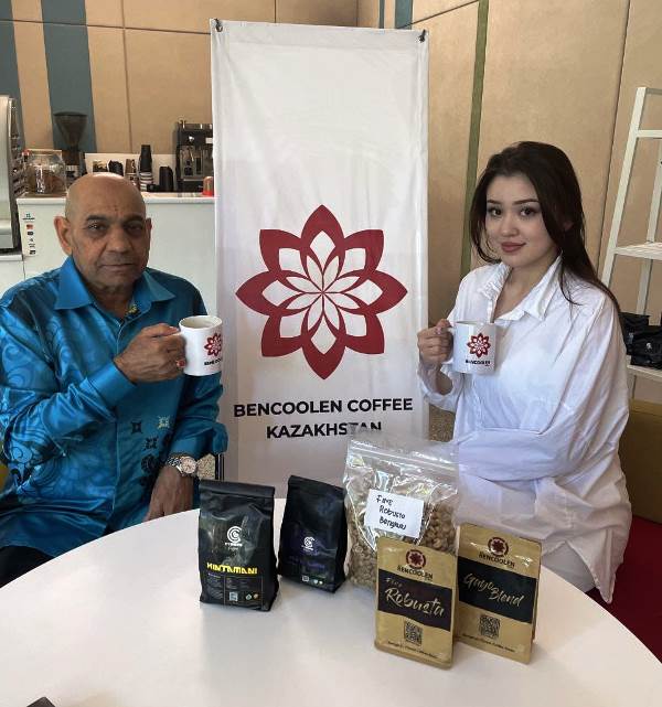 Bencoolen Coffee, Dayana Assembayeva dan Cinta Tak Bersyarat