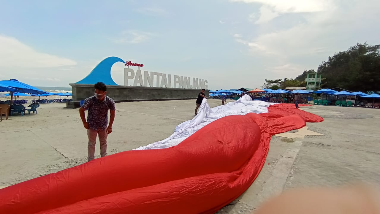 KNPI Kota Bengkulu Bentangkan Merah Putih Raksasa di Pantai Panjang